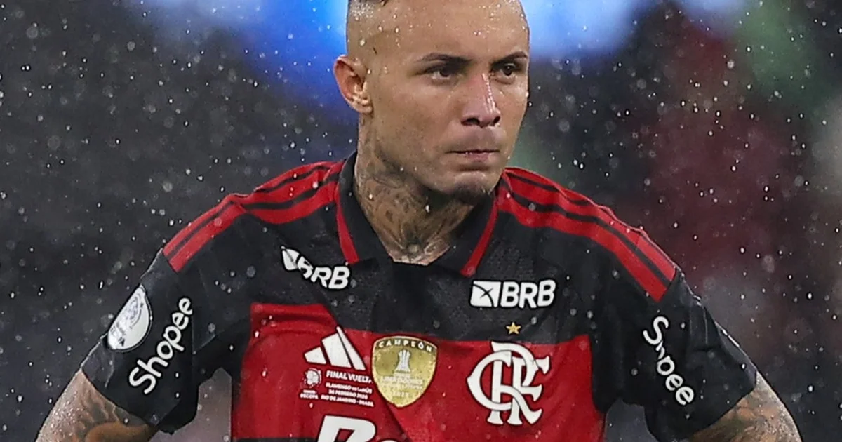 Ilustração editorial: atacante silhuetado caminhando no Maracanã ao amanhecer, clima de adeus ao Flamengo, arquibancadas vazias e microfones.