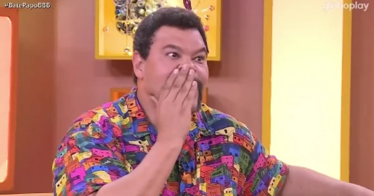 Ilustração editorial: estádio do Flamengo ao anoitecer, torcida em silhueta, ação em campo, placar simbólico e símbolos de crise e renovação.