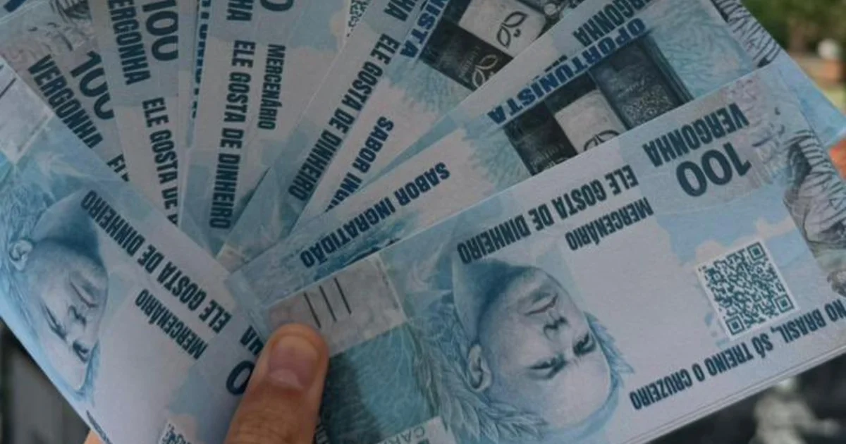 Maracanã à noite com chuva de cédulas falsas de R$100 sobre a torcida visitante, provocação ao técnico, atmosfera tensa