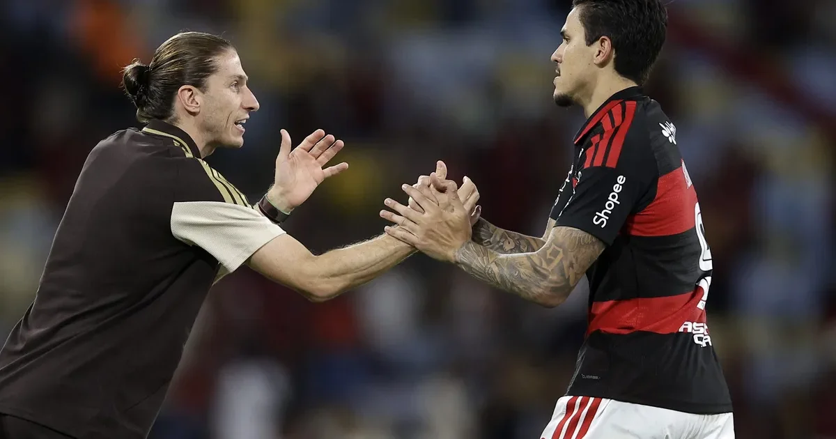Cena editorial: estádio noturno com torcida rubro-negra sem logos, presidente em silhueta, técnico abatido, clima tenso após derrota na Recopa.