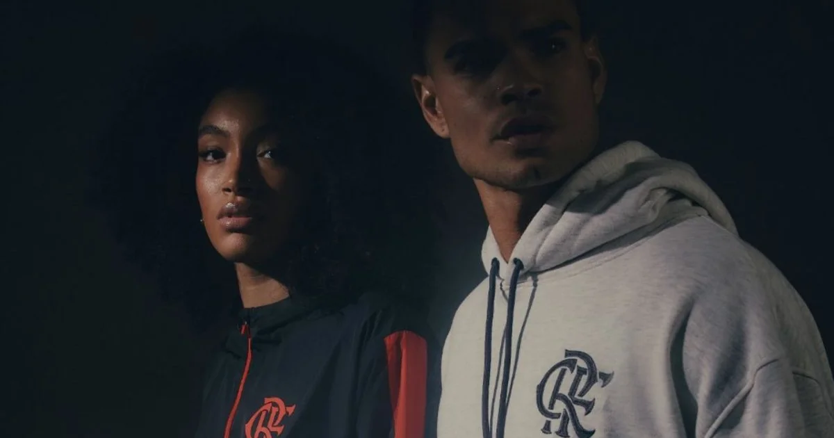 Ilustração editorial da loja do Flamengo apresentando coleção Vibrar Inverno 2026: torcedores, jaquetas e paleta vermelho e preto.