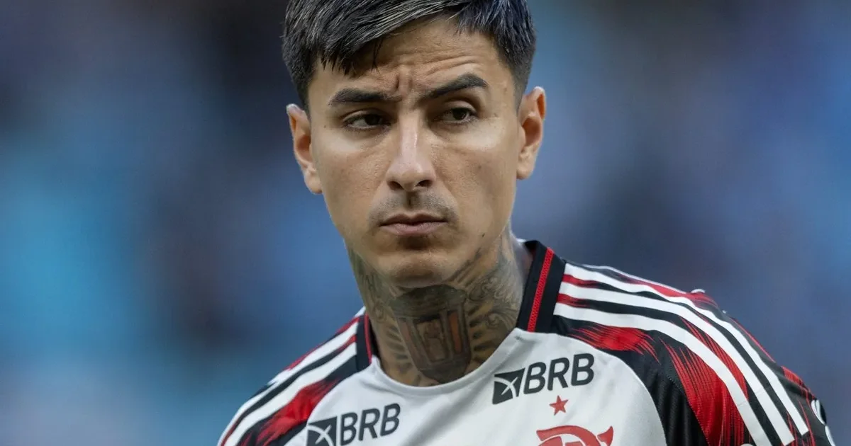 Ilustração editorial de meio-campista (representando Erick Pulgar) no estádio, clima de permanência no Flamengo e sondagens de transferências.