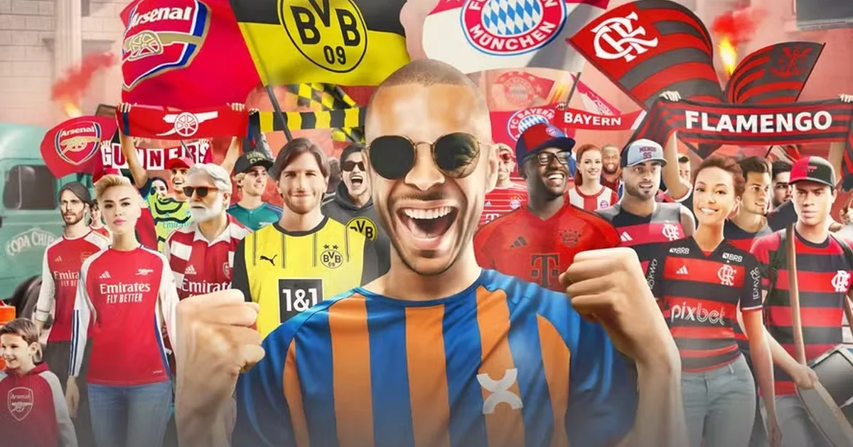 Ilustração de demo de jogo no PC: estádio polonês, time rubro-negro sem logos, interface do simulador Copa City e torcida ao fundo.