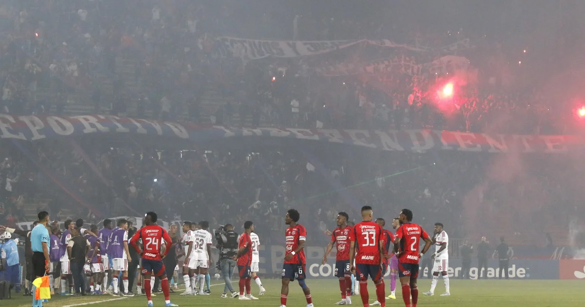 Ilustração de estádio ao entardecer, placar 3-0 W.O., torcedores em silhueta com bandeiras vermelho e preto, bola abandonada — Flamengo Libertadores