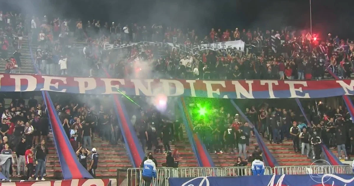 Estádio vazio após confusão na Copa Libertadores: arquibancadas sem torcida, fita de interdição e aviso de 60 dias de punição.