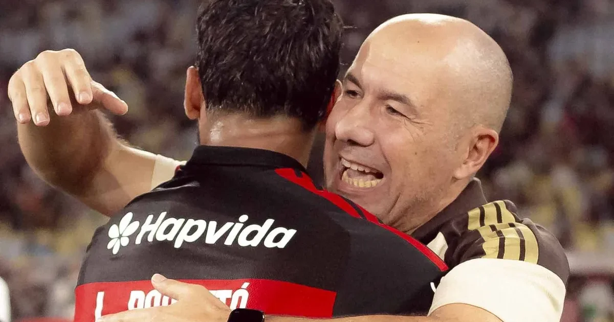 Comemoração no Maracanã: elenco do Flamengo em vermelho e preto celebra título do Gauchão após pênaltis; goleiro salva duas cobranças