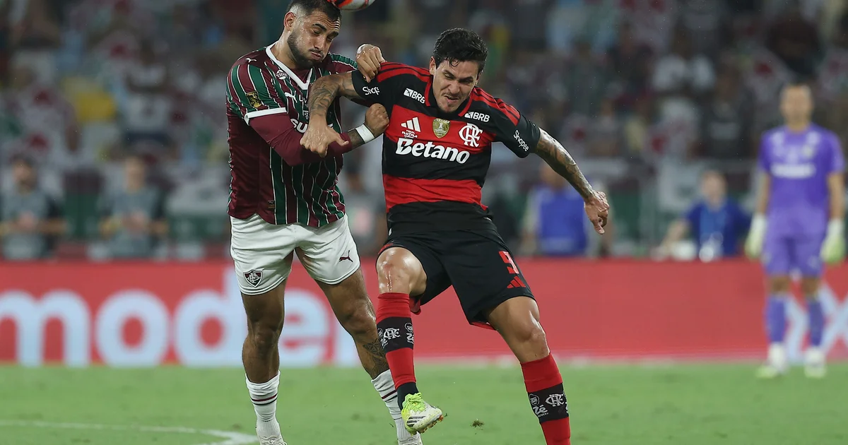 Jogadores do Flamengo erguem o troféu do Campeonato Carioca em estádio lotado, confetes vermelho e preto, clima de festa e mudança de treinador.
