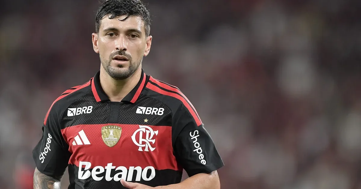 Ilustração editorial: estádio em vermelho e preto, jogador lesionado no gramado e placar indicando 7 convocados.