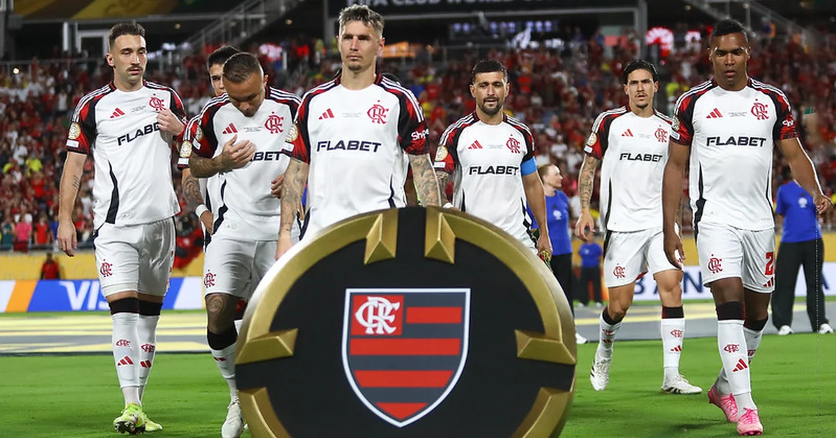 Estádio lotado em festa, torcida rubro‑negra sem logos, jogadores genéricos erguendo troféu, placar '2029 - 48 equipes', Copa do Mundo de Clubes