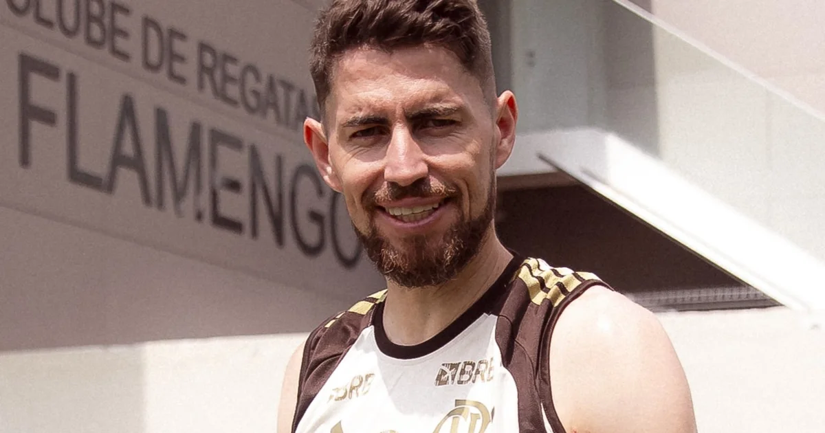 Ilustração do Maracanã: jogadores sem rostos em ação, torcida tensionada na decisão da Recopa, Flamengo buscando virada.