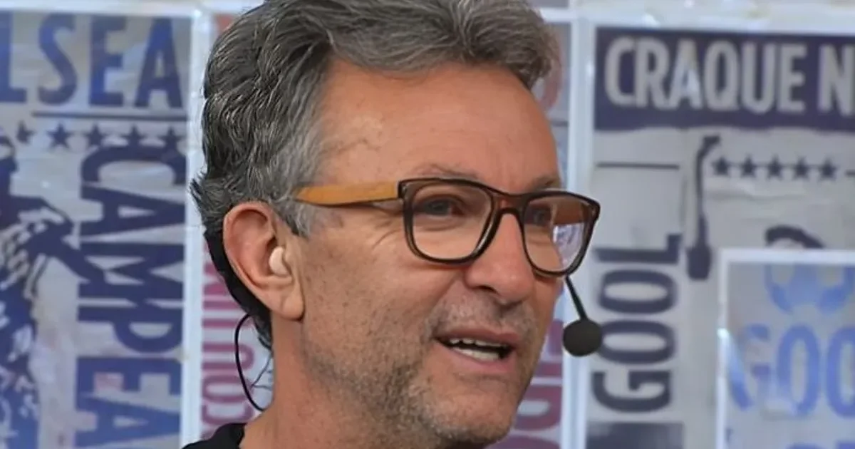 Ilustração editorial: goleiro sai do campo com contrato rasgado (60/40), comentarista crítico e estádio em clima tenso.