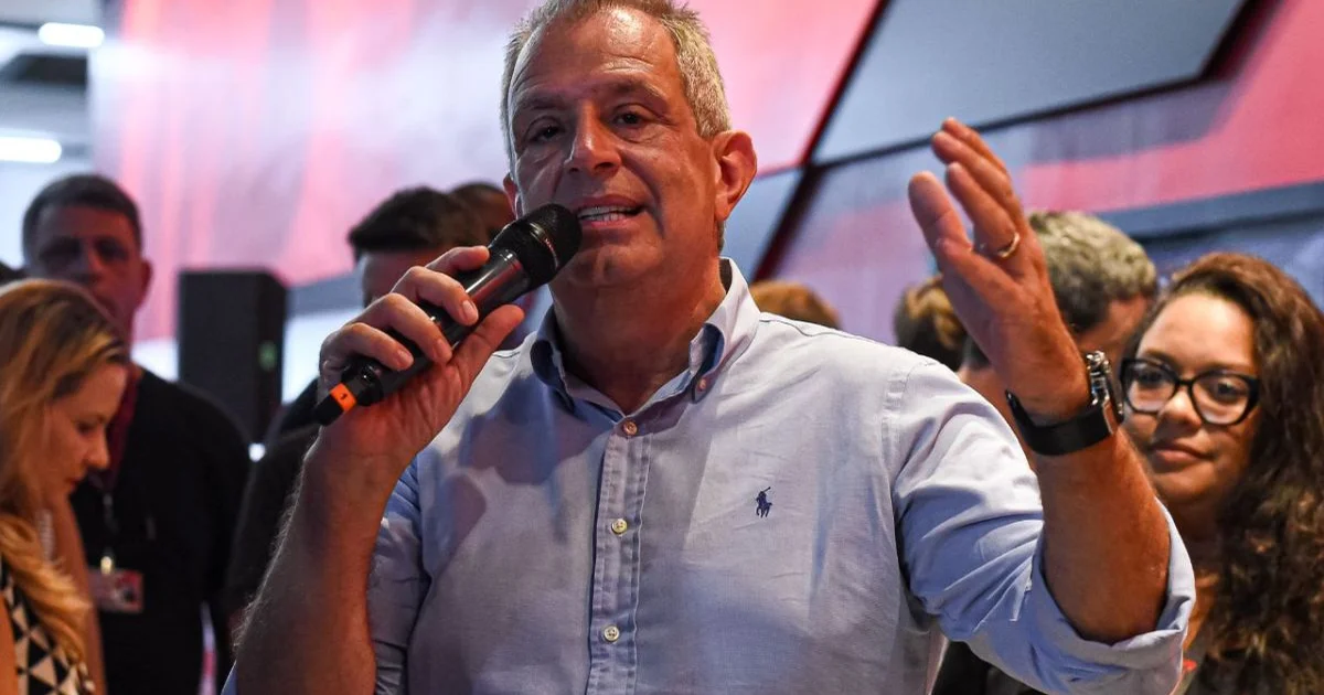 Ilustração editorial de estádio com torcida em vermelho/preto, balança da justiça sobre o campo e contratos voando, simbolizando crise e decisão judicial.