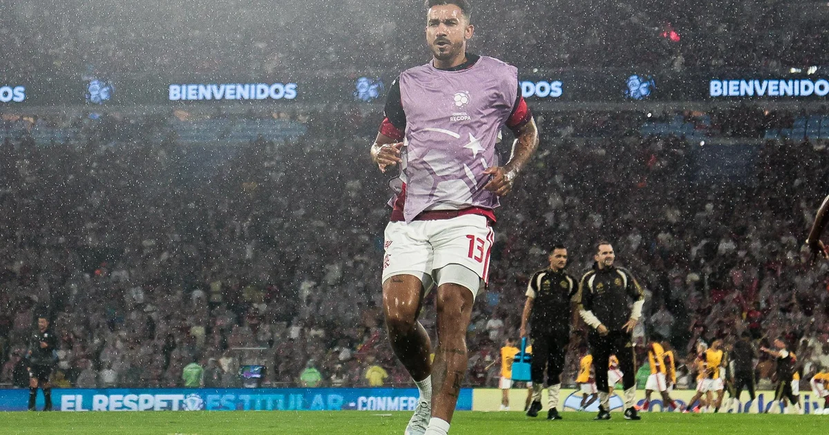 Flamengo cabisbaixo deixando estádio após derrota na Recopa, clima de crise e foco no Campeonato Brasileiro