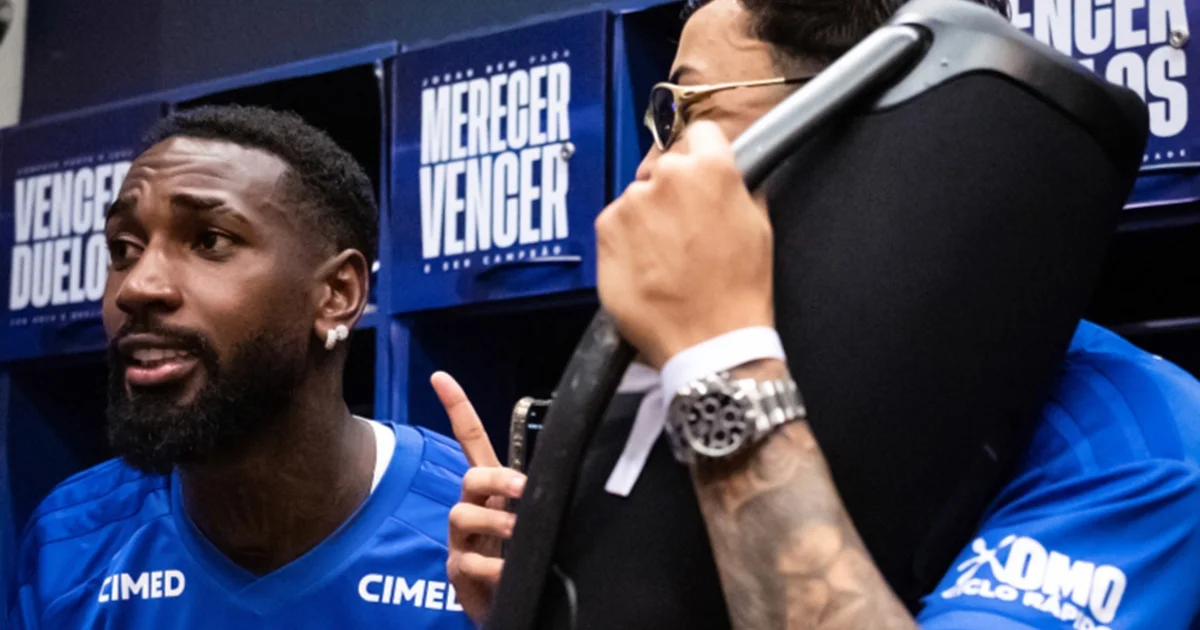 Ilustração editorial do Maracanã com seis camisas azuis vazias no banco, símbolos de lesão e suspensão antes de Flamengo x Cruzeiro