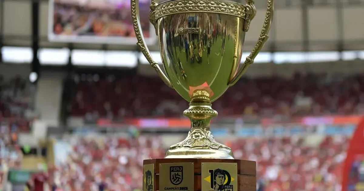 Maracanã lotado à noite na semifinal do Carioca: torcida em vermelho e preto (Flamengo), lance de jogo vibrante.
