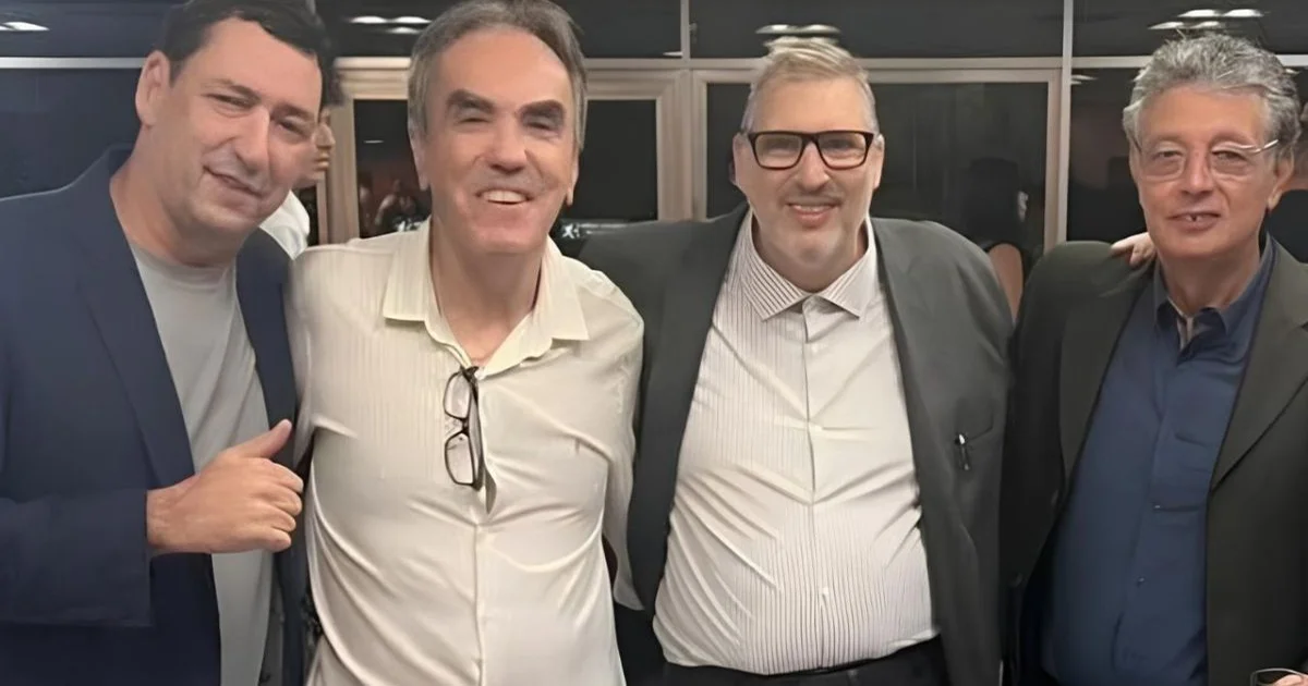 Estádio em vermelho e preto, jornalista anônimo com microfone, troféu e balões de debate sobre Prêmio João Saldanha e Flamengo.