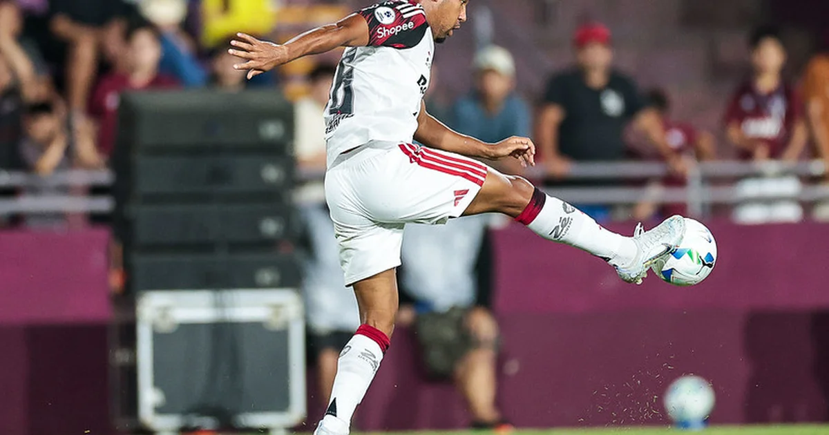 Ilustração editorial de futebol: estádio noturno, jogadores abatidos em silhuetas, paleta vermelho e preto, chuva e placar 0-1, simboliza declínio do Flamengo