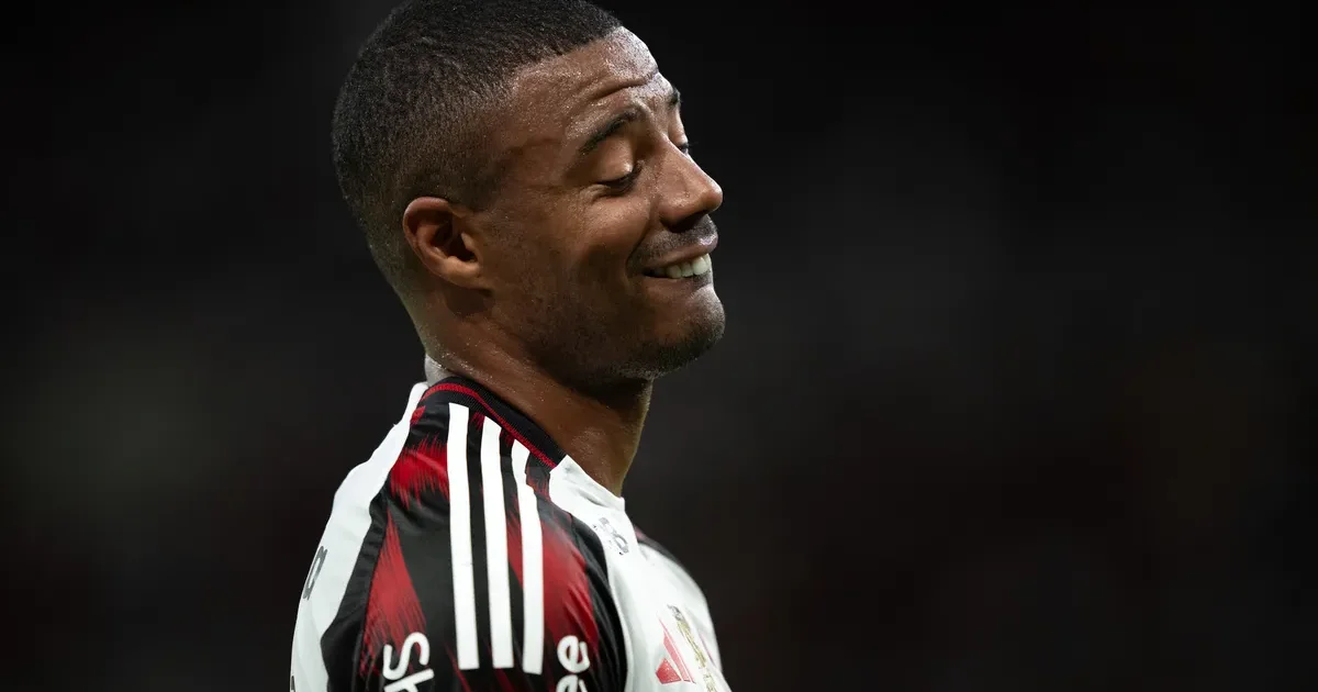 Ilustração editorial: estádio com lista de saídas, silhuetas de jogadores e clima de negociação na janela de transferências do Flamengo