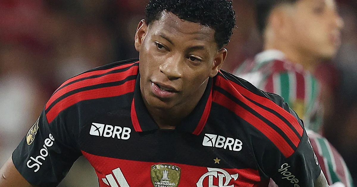 Ilustração editorial: estádio ao entardecer nas cores do Flamengo, dirigentes em silhueta analisando contratos e uma bola iluminada