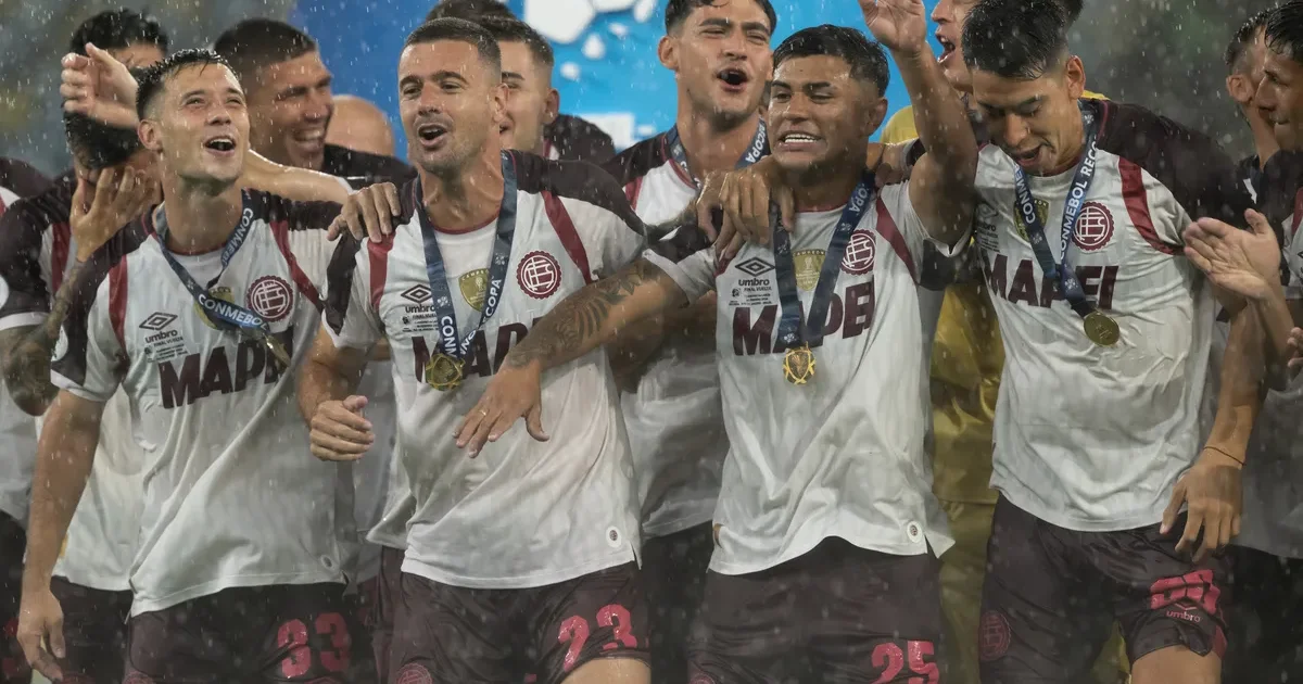 Ilustração editorial de estádio ao amanhecer: placar 8x0, treinador sai em silhueta e novo técnico chega com prancheta, clima de mudança