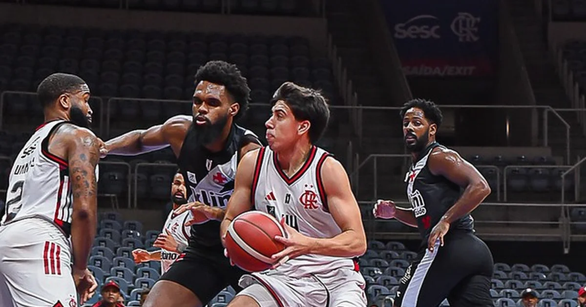 Ilustração de basquete no Maracanãzinho: vitória por 95-75, jogador em vermelho e preto arremessando, torcida e atmosfera de rebaixamento.