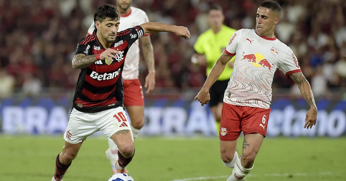 Ilustração editorial de estádio lotado com jogadores silhuetados disputando bola, clima tenso, jogo decisivo entre Flamengo e Bragantino.