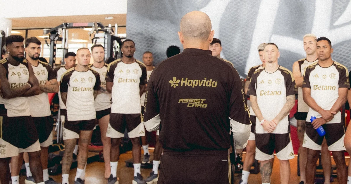 Treinador vê quadro tático; silhuetas desfocadas simbolizam desfalques do Flamengo antes da estreia na Libertadores em cidade de altitude