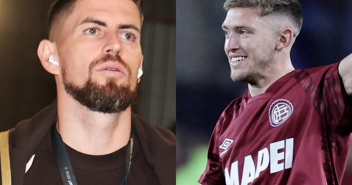 Estádio noturno, prancheta tática com quatro espaços vazios, camisas vazias no banco e tensão pela escalação do Flamengo na Recopa.