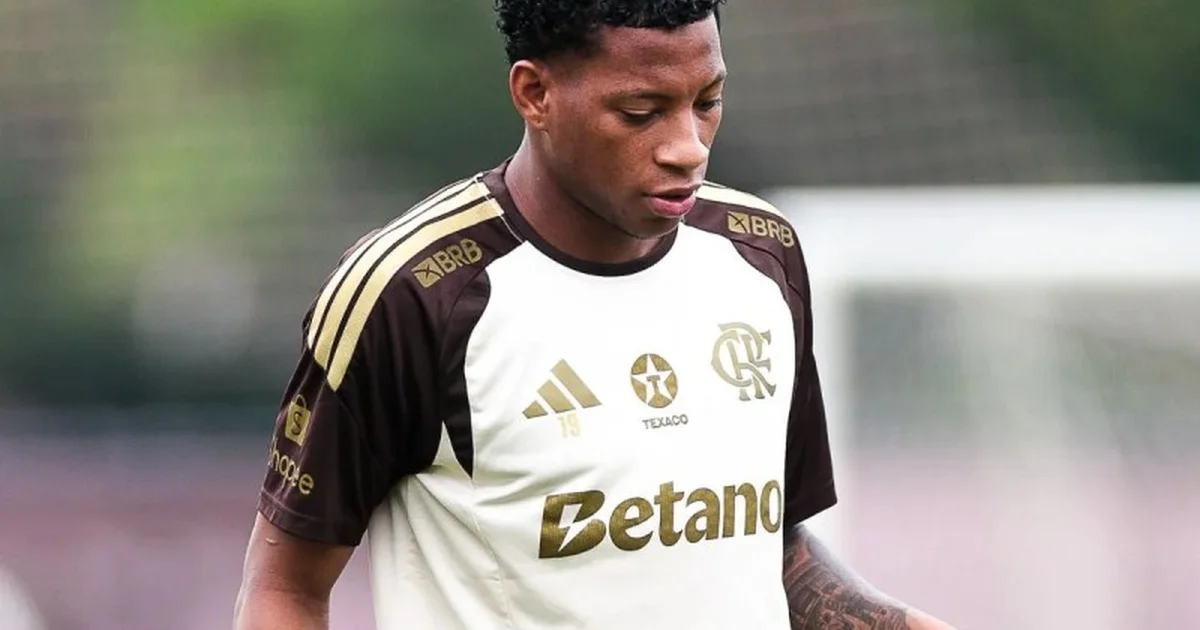 Estádio do Flamengo à noite, jogador genérico em ação, multidão desfocada e nuvem simbólica de rumores sendo dissipada; clube nega novidades.