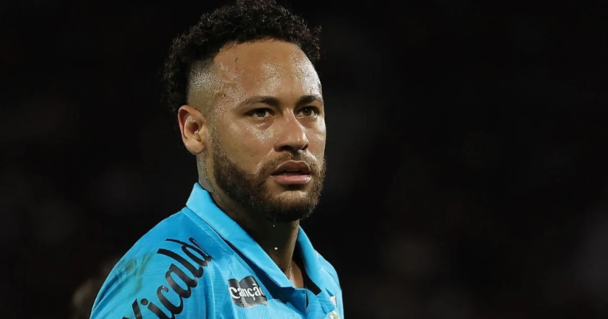 Ilustração editorial: atacante de camisa 10 em clássico decisivo, estádio lotado, torcidas em vermelho/preto e branco, rumo à Copa 2026.