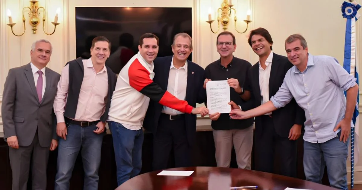 Ilustração do estádio do Gasômetro ao entardecer, contrato rasgado flutuando, lupa e símbolos jurídicos sugerindo risco legal