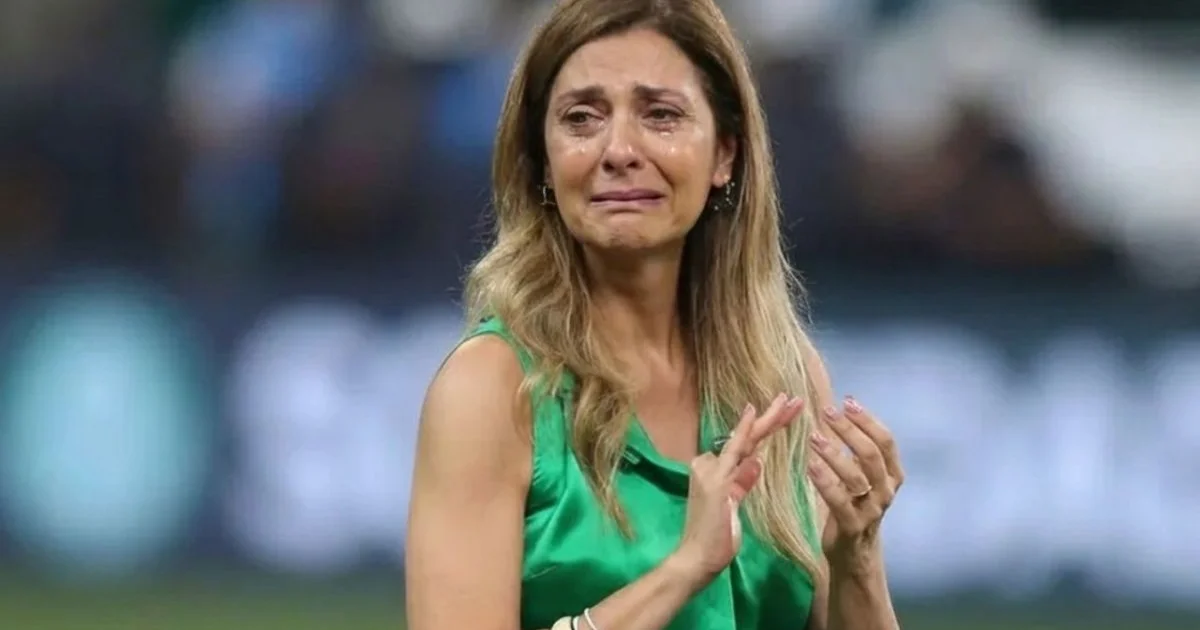 Ilustração editorial: estádio noturno com torcidas em vermelho e verde, bandeiras, fumaça e uma balança da justiça no gramado.