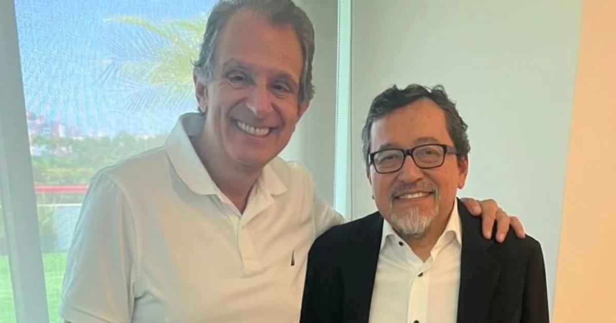 Ilustração editorial: reunião no estádio com executivos do Flamengo e Bahia negociando cotas de TV, câmeras e gráficos em destaque.