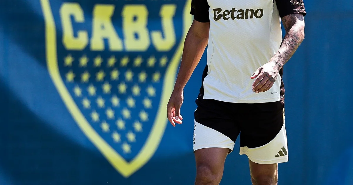 Ilustração editorial: estádio do Brasileirão, zagueiro negro de costas com mão no peito, torcida com cartazes contra racismo e por empatia.