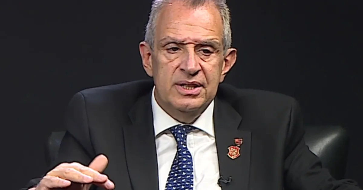 Estádio com presidente sem rosto no pódio e balança entre bola e pilhas de impostos; risco fiscal do Flamengo: R$ 746 milhões, reforma tributária.