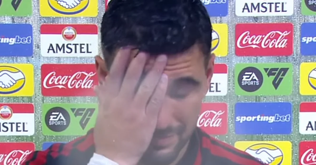 Capitão abatido no Maracanã após derrota, torcida ao fundo, clima de tensão e desabafo na Recopa Sul-Americana