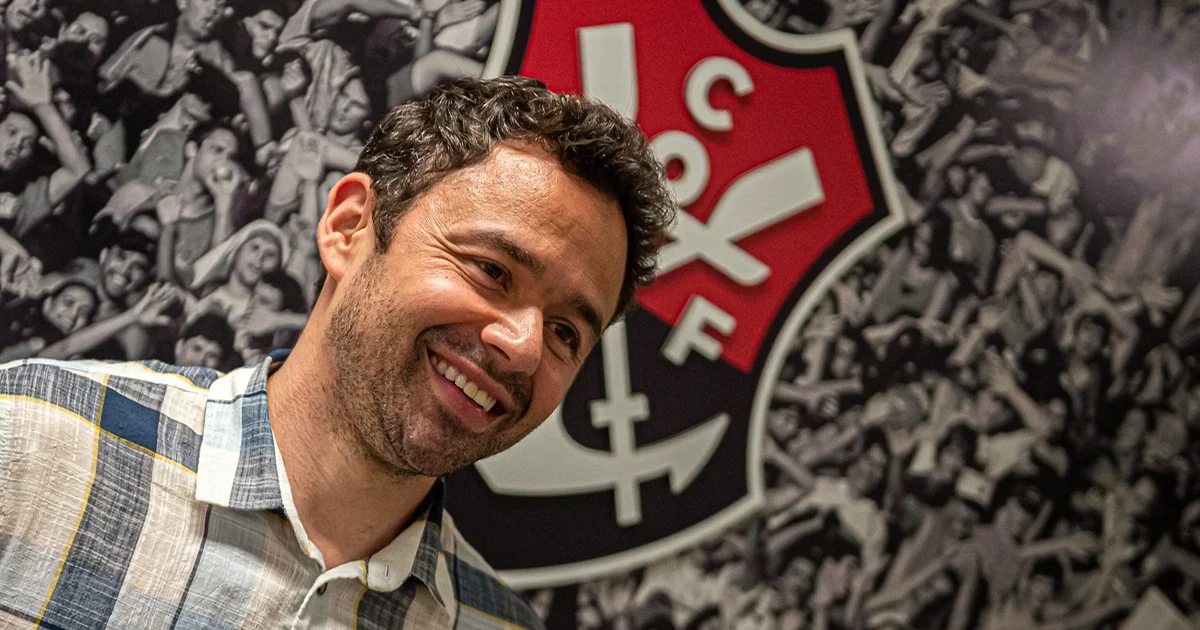 Estádio em Cusco (3.350m): ilustração tática com Flamengo e Cusco em ação, torcida, montanhas e ar rarefeito