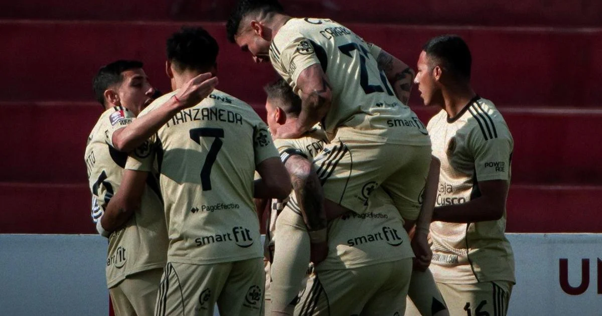 Ilustração editorial: jogo tenso a 3.400m, Flamengo em vermelho e preto contra time peruano, estádio nas montanhas e torcedores agitados.