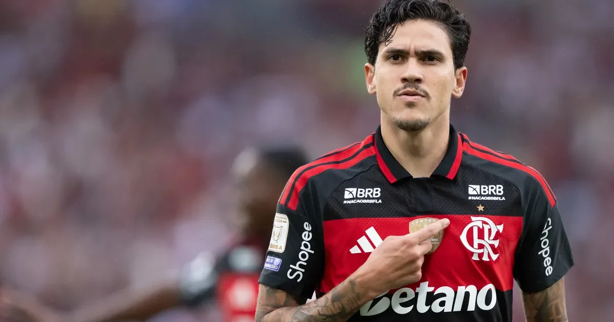 Ilustração do empate do Flamengo na Arena da Baixada: goleiro falha, atacante comemora e torcida vibra.