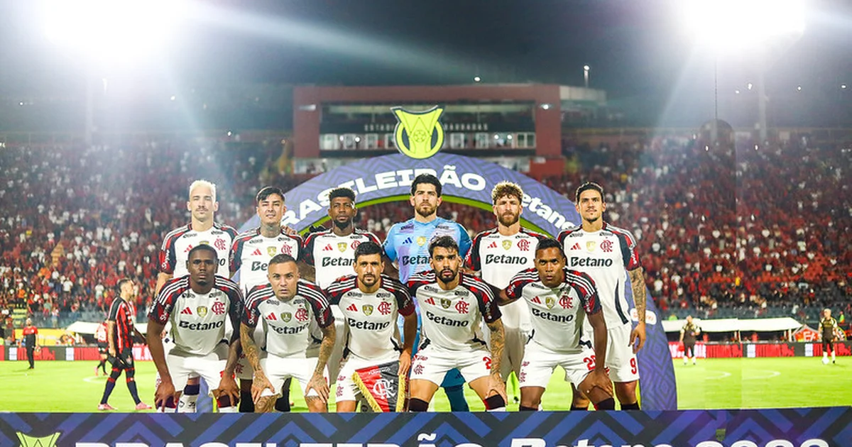 Ilustração editorial: dirigente e volante apertam mãos sobre contrato e camisa sem logos, calendário marcando 2030, tons rubro-negros.