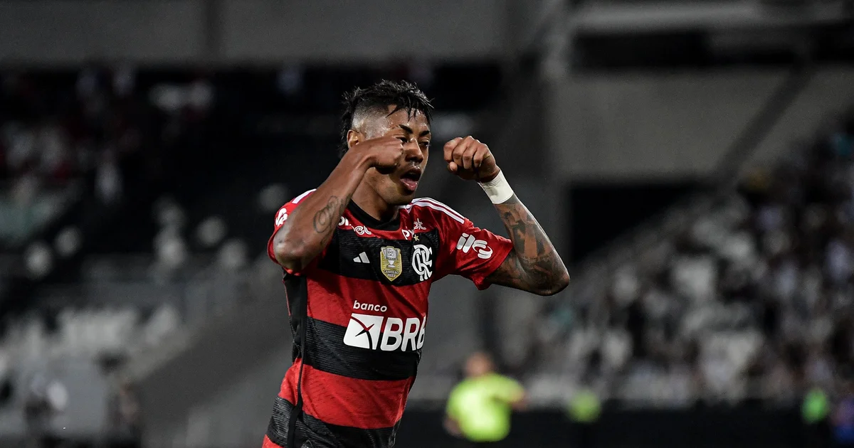 Ilustração editorial do clássico no Nilton Santos: jogadores em vermelho/preto e preto/branco em lance decisivo, torcida vibrante e iluminação noturna.