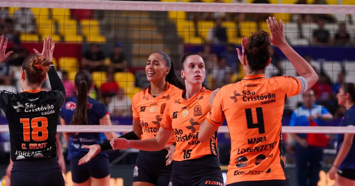 Ilustração editorial de semifinal Copa Brasil: ataque e bloqueio em arena cheia, torcida intensa, clima de pressão entre Flamengo e Osasco