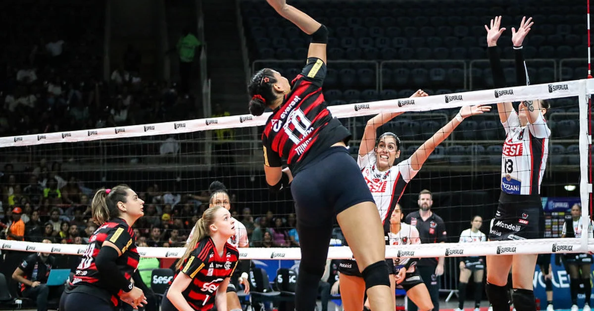 Ilustração editorial de vitória no Maracanãzinho: jogadores sem rostos em vermelho e preto, torcida vibrante, placar 3-0, clima triunfante