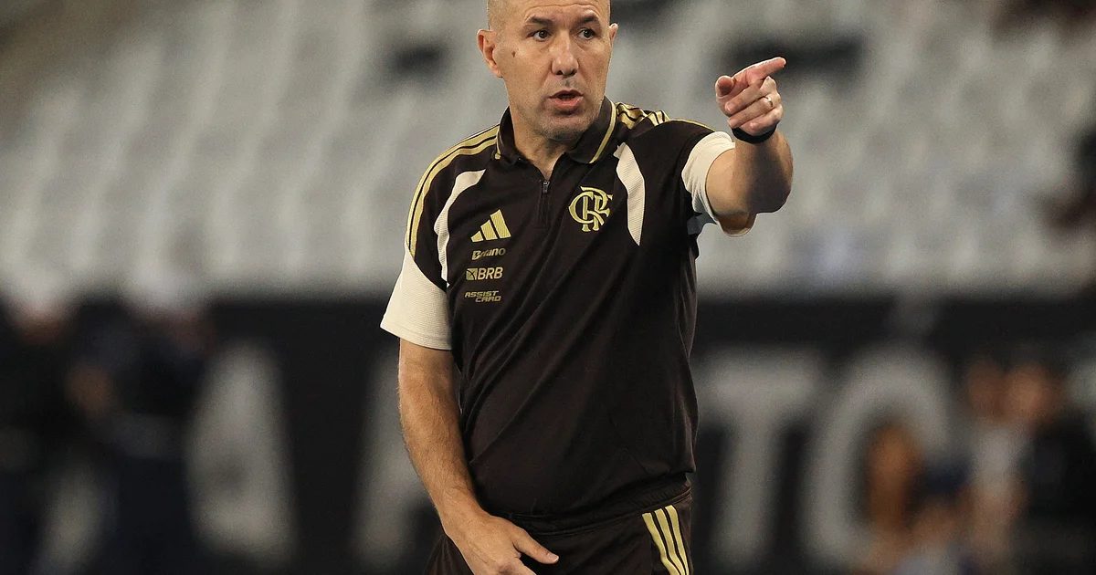 Ilustração: Flamengo em estádio de Cusco a 3.400m, jogadores ofegantes, treinador observando tática, altitude e multidão.