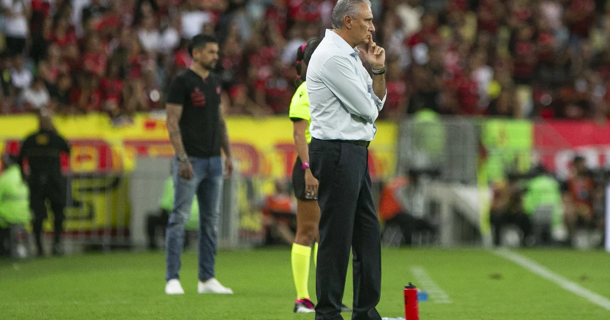 Ilustração editorial do Maracanã lotado à noite, jogo decisivo Flamengo (vermelho/preto) x Cruzeiro (azul/branco), clima tenso e ação em campo