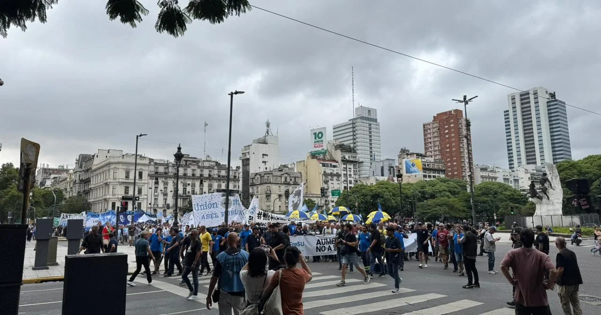 Torcedores enfrentam greve na Argentina: ruas bloqueadas, ônibus parados e estádio iluminado para Lanús x Flamengo