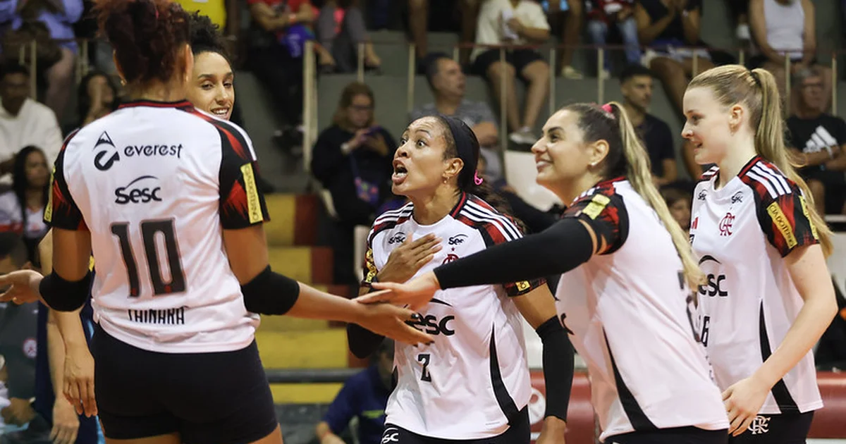 Ilustração editorial de jogo de vôlei no Maracanãzinho: ataque aéreo, bloqueio, torcida em vermelho e azul, clima tenso da Superliga.