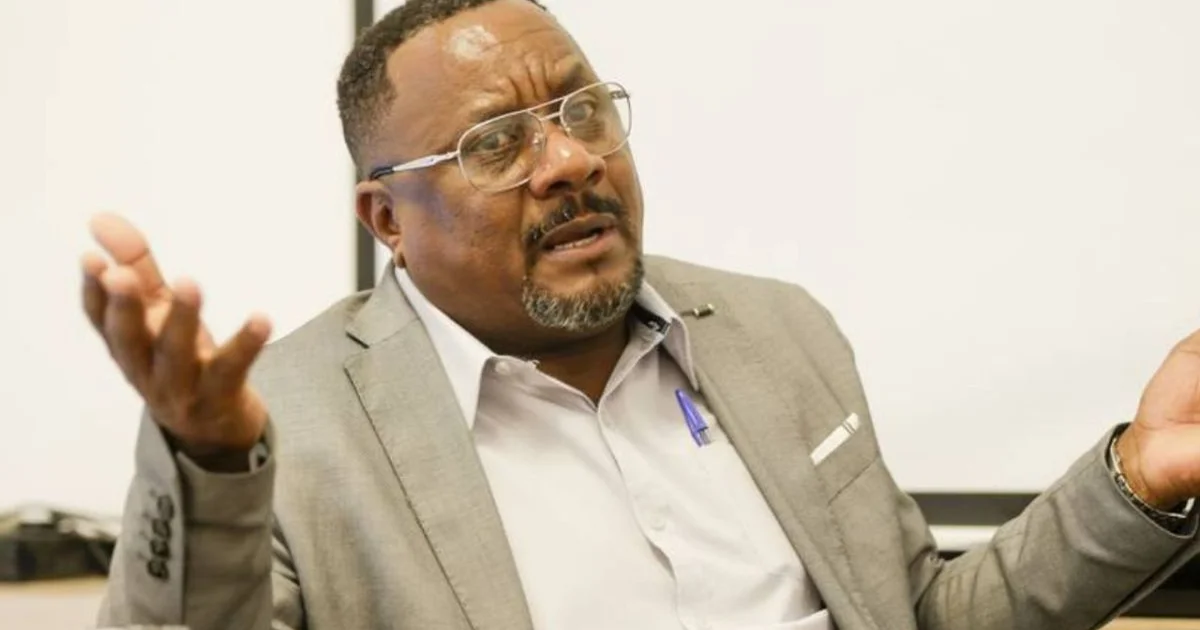 Homem é hostilizado no Maracanã; seguranças o escoltam entre torcedores e objetos arremessados.