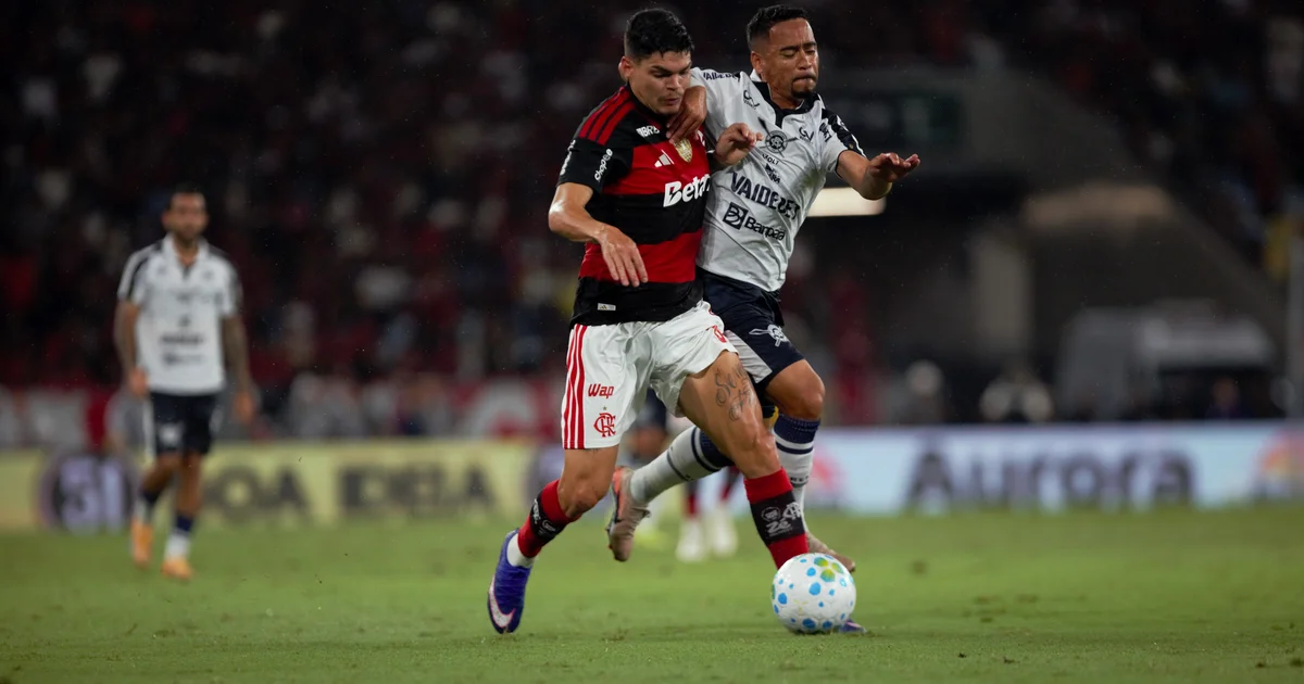 Ilustração editorial: lateral-esquerdo estreia como titular pelo Flamengo contra Bragantino, corrida pela lateral do campo com torcida vibrante.