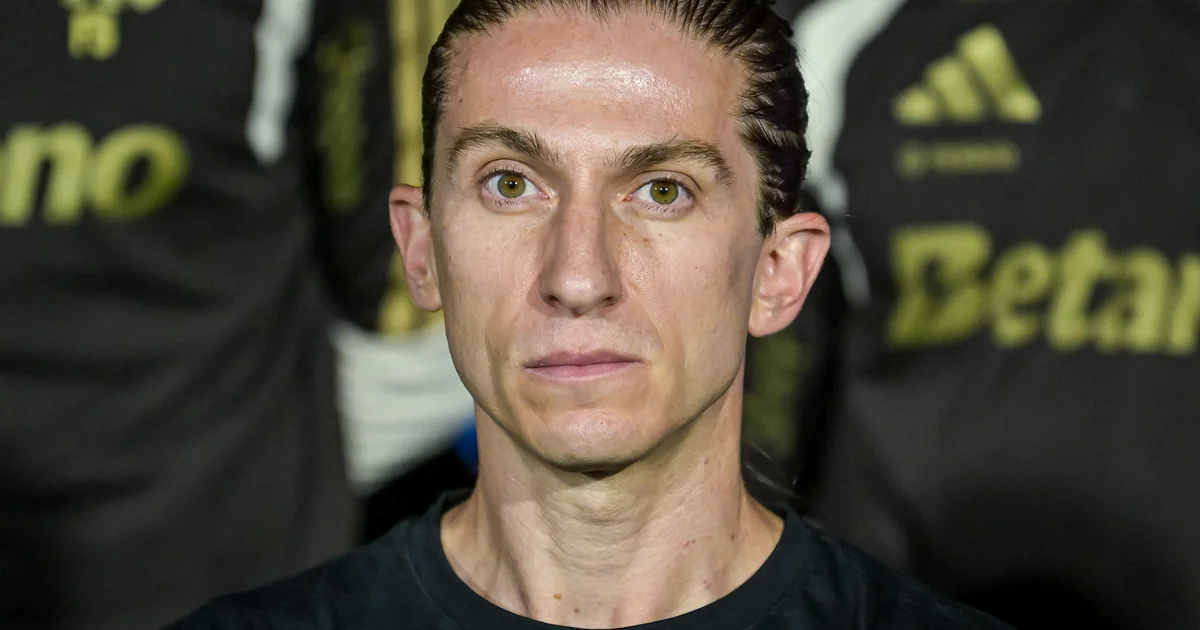 Ilustração editorial no Maracanã: time do Flamengo em vermelho-preto executa tática ofensiva, pressão para marcar dois gols contra o Lanús.